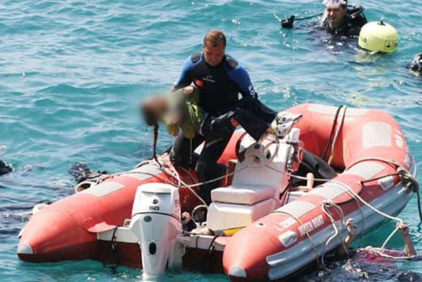 Anggota tim SAR Turki berusaha mencari para korban yang tenggelam di Laut Aegean, Menderes, lepas pantai barat Turki, Kamis (6/9).