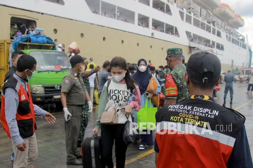 Anggota Tim Satuan Tugas Penanganan COVID-19 Kota Ternate melakukan pengawasan dan pemeriksaan ke penumpang Kapal Pelni KM Sinabung yang baru tiba di Pelabuhan Ahmad Yani Ternate, Kota Ternate, Maluku Utara, Senin (21/2/2022).