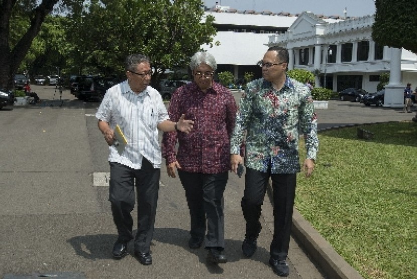 Anggota Tim Sembilan, Bambang Widodo Umar (kiri) di Istana Merdeka, Rabu (28/1).