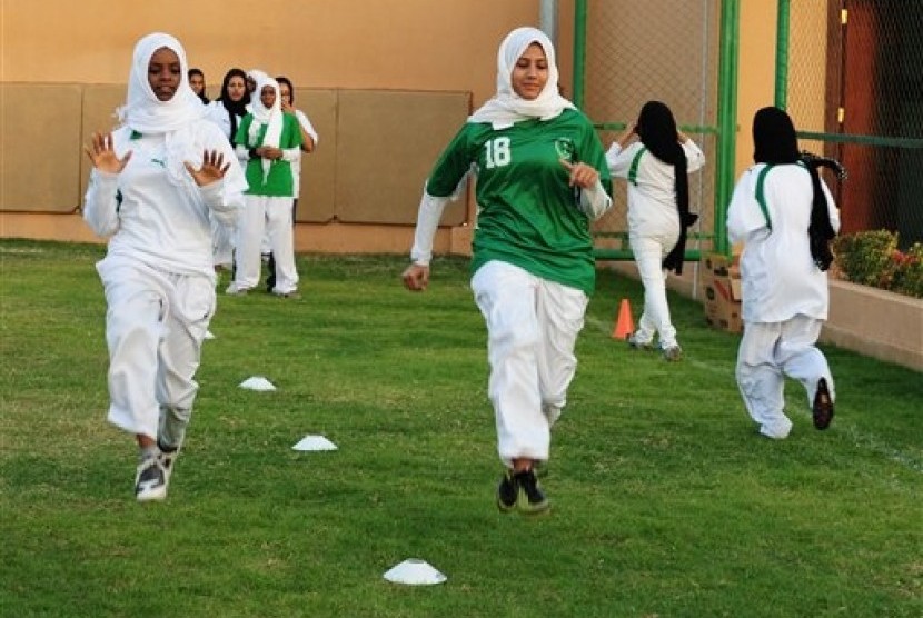 Anggota tim sepabola wanita Jeddah Kings United tengah berlatih di Jeddah.  (Foto file)