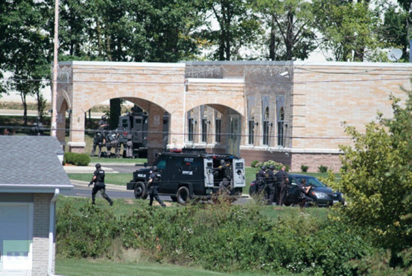 Anggota tim SWAT mengepung Kuil Sikh Wisconsin, AS tempat dimana terjadi aksi penembakan pada Ahad, 5 Agustus 2012 .  