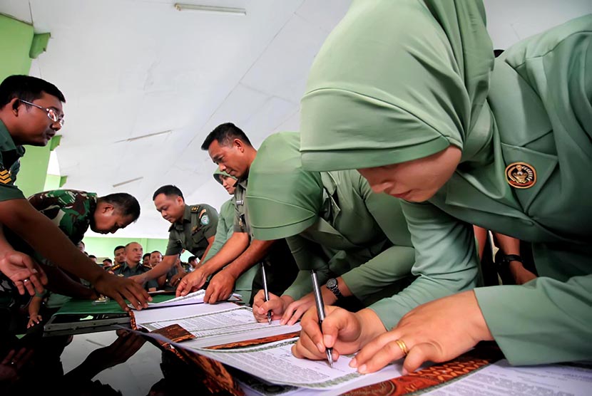 Anggota TNI AD bersama istri menandatangani  pakta Integritas Bebas Narkoba  (ilustrasi)