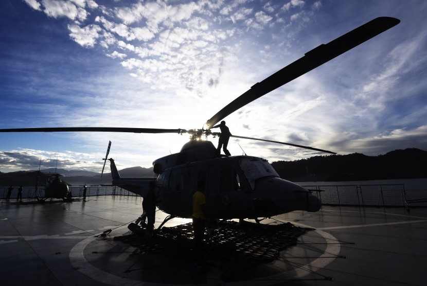 Anggota TNI Angkatan Laut mempersiapkan Helikopter disela latihan laut Marine Naval Excercise Komodo (MNEK) 2016 di Perairan Kepulauan Mentawai, Sumatera Barat, Kamis (14/4). 