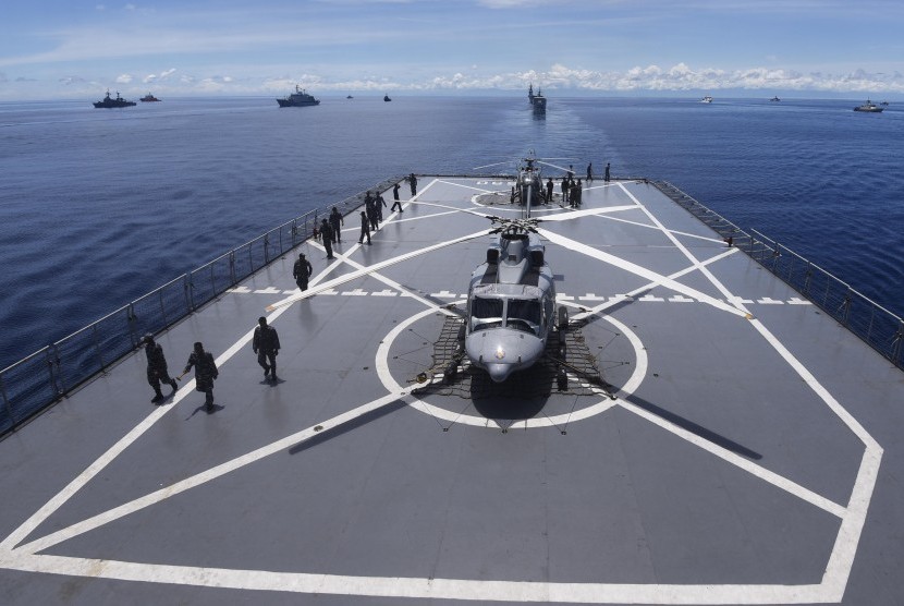 Anggota TNI Angkatan Laut mempersiapkan Helikopter disela latihan laut Marine Naval Excercise Komodo (MNEK) 2016 di Perairan Kepulauan Mentawai, Sumatera Barat, Kamis (14/4).