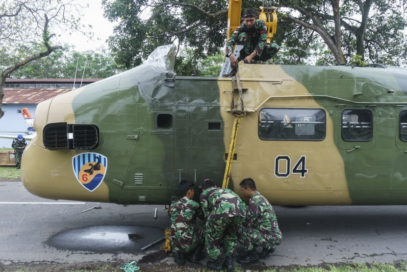 Anggota TNI AU memindahkan badan helikopter S-58 T Twin Pack di Museum Pusat TNI AU Dirgantara Mandala, Lanud Adisucipto, Sleman, DI Yogyakarta, Selasa (21/11). 
