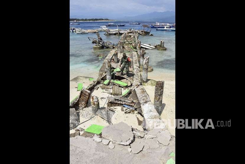 Anggota TNI berada di dermaga pelabuhan yang rusak pasca gempa bumi di kawasan wisata Gili Trawangan, Lombok Utara, NTB, Rabu (8/8).