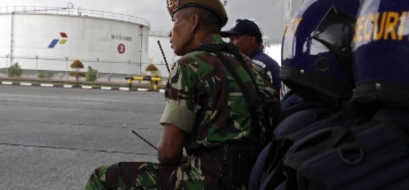 Anggota TNI berjaga di depan pintu masuk Depo Pertamina guna mengantisipasi aksi demonstrasi menolak kenaikan harga BBM per 1 April. (ilustrasi) 