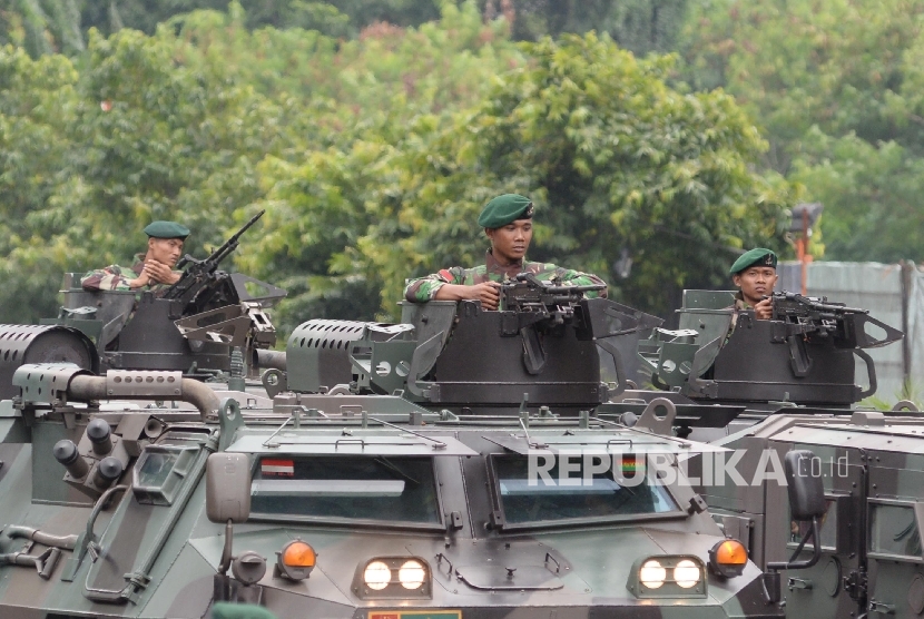 Anggota TNI berjaga di lokasi terjadinya bom dan baku tembak di Sarinah, Jakarta, Kamis (14/1). 