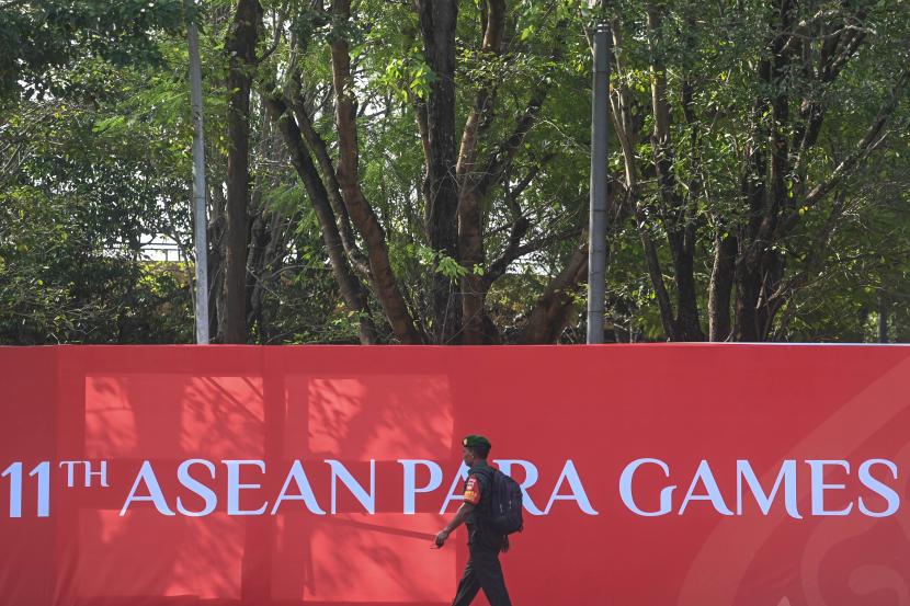 Anggota TNI berjaga jelang pembukaan ASEAN Para Games 2022 di Stadion Manahan, Solo, Jawa Tengah, Sabtu (30/7/2022). Penjagaan tersebut bertujuan agar perhelatan upacara pembukaan ASEAN Para Games 2022 berjalan dengan lancar dan aman. 