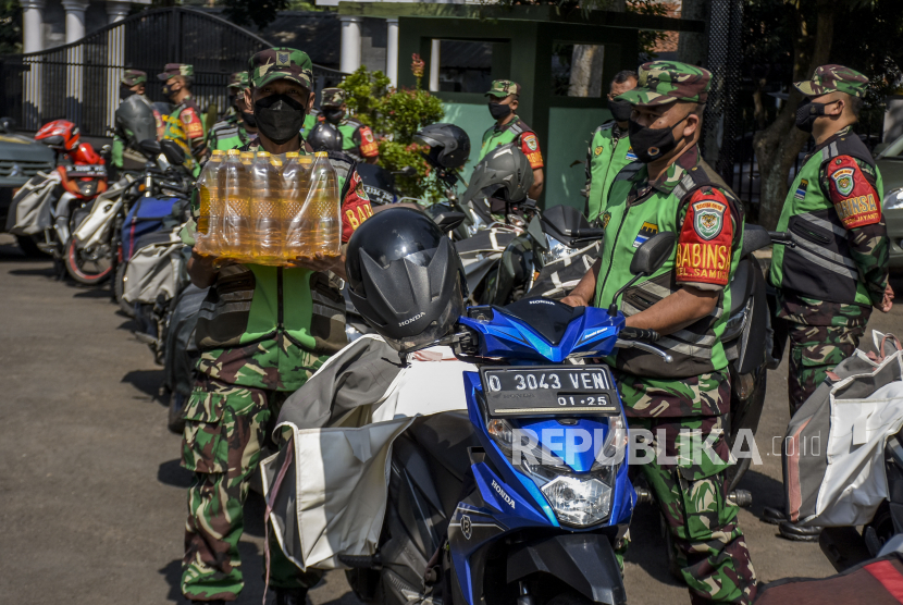 Anggota TNI bersiap untuk mendistribusikan minyak goreng murah (SiMirah) di halaman Kodim 0618/Kota Bandung, Sumur Bandung, Kota Bandung, Selasa (19/7/2022). Pemerintah Kota Bandung bersama Kodim 0618/Kota Bandung mendistribusikan sebanyak 2.200 dus atau sekitar 26.400 liter minyak goreng curah dengan harga Rp14 ribu per liter ke seluruh kecamatan di Kota Bandung secara bergiliran.