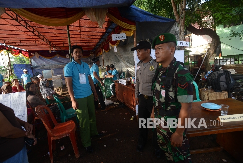 Anggota TNI dan Polri berjaga di TPS / Ilustrasi 