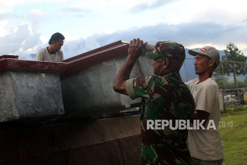 TNI personnel and local citizen prepare coffins for victims of killing by armed criminal group in Wamena, Papua, Tuesday (Dec 4). 