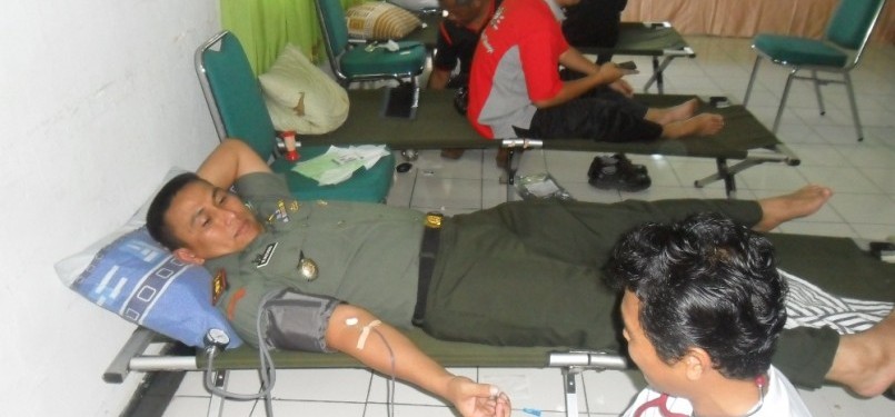 Anggota TNI Kodim 0612 Tasikmalaya dan anggota Paguyuban Tionghoa Tasikmalaya PTT serta unsur lainnya mengantri untuk mendonorkan darahnya di Makodim 0612 Tasikmalaya, Jalan Otto Iskandardinata, Kota Tasikmalaya.