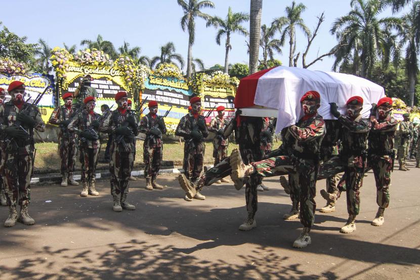 Anggota TNI melaksanakan upacara persemayaman almarhum Jenderal TNI (Purn) Pramono Edhie Wibowo di Puri Cikeas, Bogor, Jawa Barat.