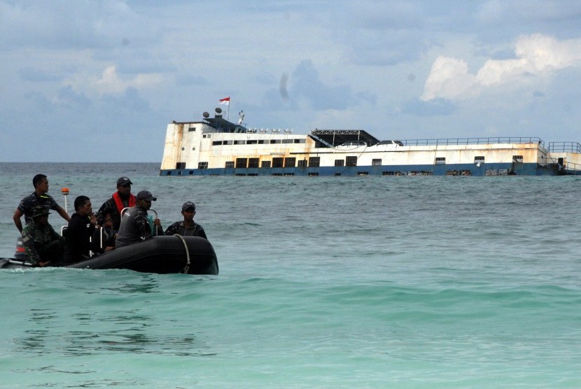 Anggota TNI melakukan pencarian korban KMP Lestari Maju yang tenggelam di sekitar lokasi tenggelamnya kapal di perairan Selayar, Sulawesi Selatan, Kamis (5/7).