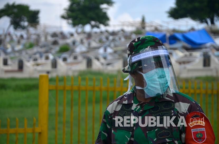 Anggota TNI melakukan pengamanan saat warga melakukan aksi menutup jalan menuju ke pemakaman Macanda di Kecamatan Somba Opu, Kabupaten Gowa, Sulawesi Selatan, Kamis (2/4). (ilustrasi)