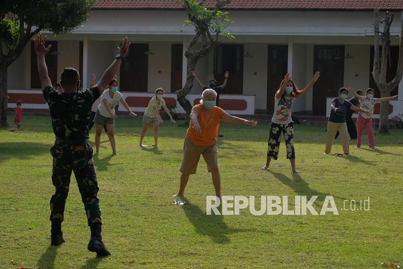 Anggota TNI memandu pasien Covid-19 tanpa gejala (OTG) dan gejala ringan (GR) saat berolahraga di area tempat isolasi terpusat (isoter) di Denpasar, Bali (ilustrasi)