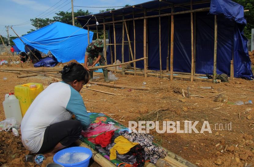 Anggota TNI membangun sarana Mandi Cuci Kakus (MCK) darurat di tenda pengungsian, Mamuju, Sulawesi Barat, Kamis (21/1/2021). Pembangunan MCK itu untuk membantu pengungsi memenuhi kebutuhan sanitasi untuk kesehatan yang tinggal di tenda pengungsian.