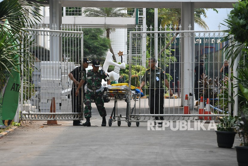 Anggota TNI membawa ranjang medis untuk Menko Polhukam Wiranto, dari Instalasi Gawat Darurat RSPAD Gatot Soebroto, Jakarta, Kamis (10/10/2019).