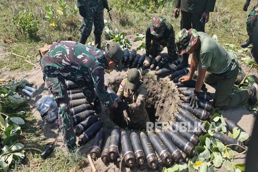 Anggota TNI memusnahkan amunisi tidak layak pakai di Desa Sagara, Garut. Tiga belas orang meninggal dunia saat pemusnahan tersebut.