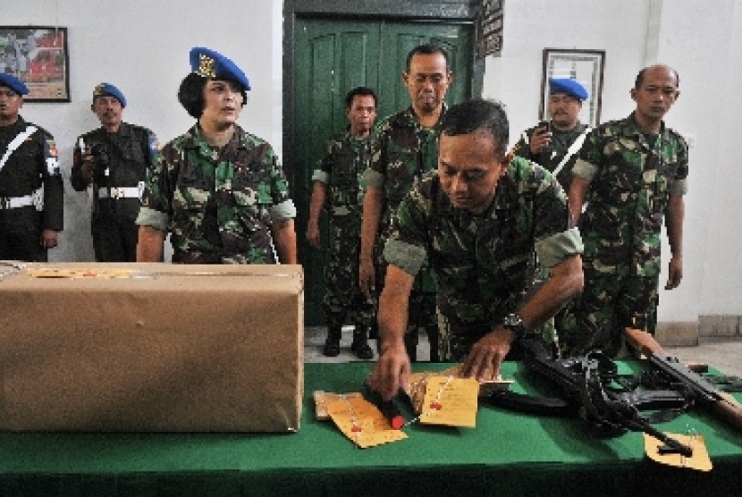Anggota TNI menata sejumlah barang bukti kasus penyerangan Lembaga Pemasyarakatan Cebongan Sleman, saat konferensi pers tentang perkembangan pemeriksaan kasus tersebut, di Markas Denpom IV/5 Semarang, Jateng, Selasa (21/5).