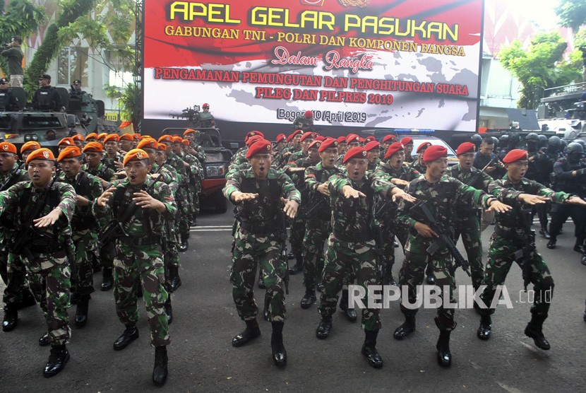 Anggota TNI meneriakkan yel-yel saat gelar pasukan pengamanan Pemilihan Umum (Pemilu) 2019 di area Bogor Nirwana Residence, Kota Bogor, Jawa Barat, Rabu (10/4/2019). 