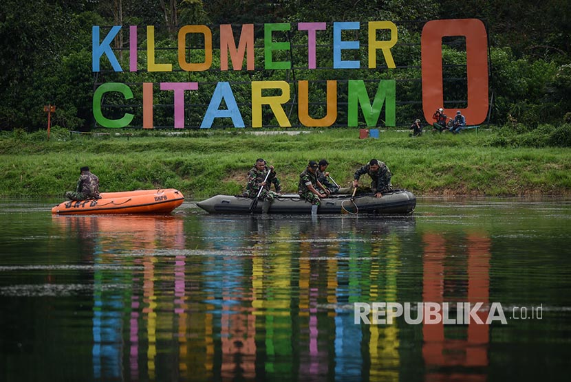 Anggota TNI mengambil sampah saat melakukan patroli bersih di Kawasan Hulu Sungai Citarum, Situ Cisanti, Kabupaten Bandung, Jawa Barat, Selasa (13/3). Dalam enam bulan kedepan, kegiatan tersebut difokuskan pada revitalisasi dan rehabilitasi kawasan hulu yang merupakan rangkaian dari  program Citarum Harum.