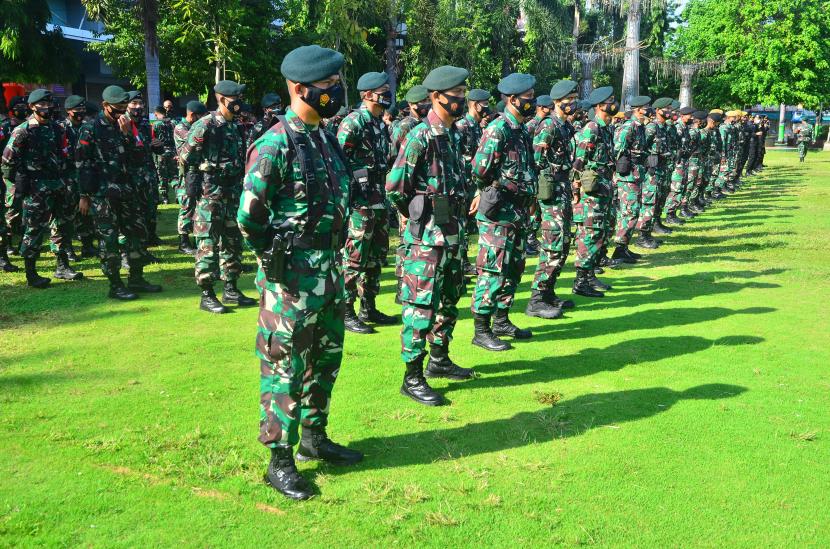 Anggota TNI mengikuti apel dalam rangka penanganan Covid-19 di Kudus, Jawa Tengah, Jumat (4/6/2021). Apel yang di ikuti anggota TNI, Polri dan Satgas COVID-19 yang di pimpin oleh Pangdam IV/Diponegoro Mayjen TNI Rudianto dan Kapolda Jateng Irjen. Pol. Ahmad Luthfi itu dalam rangka pengarahan penanganan kasus COVID-19 yang melonjak pascalebaran di wilayah itu.