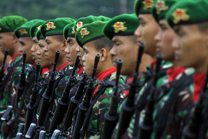 Anggota TNI mengikuti gelar pasukan 