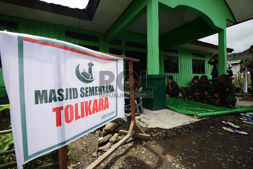 Anggota TNI, Polri bersama para pengungsi dan relawan melaksanakan shalat Jumat di Koramil Karubaga yang dijadikan Masjid sementara di Tolikara, Papua, Jumat (24/7). (Republika/Raisan Al Farisi)