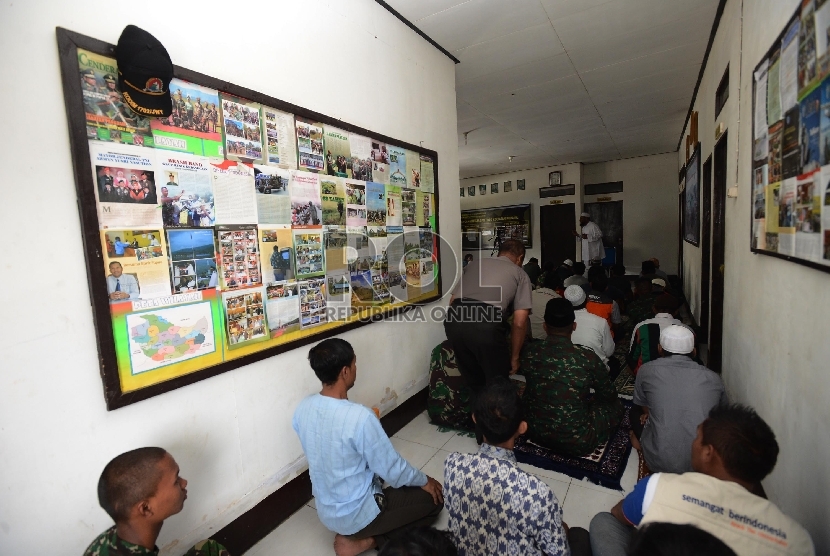 Anggota TNI, Polri bersama para pengungsi dan relawan melaksanakan shalat Jumat di Koramil Karubaga yang dijadikan Masjid sementara di Tolikara, Papua, Jumat (24/7).