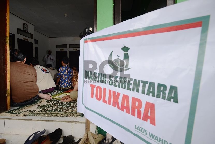 Anggota TNI, Polri bersama para pengungsi dan relawan melaksanakan shalat Jumat di Koramil Karubaga yang dijadikan Masjid sementara di Tolikara, Papua, Jumat (24/7).  (Republika/Raisan Al Farisi)