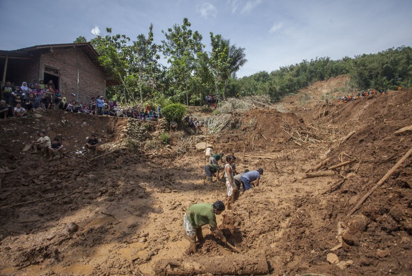 Anggota TNI, Polri, SAR, relawan dan warga mencari korban tanah longsor di Caok, Loano, Purworejo, Jateng, Rabu (22/6). 
