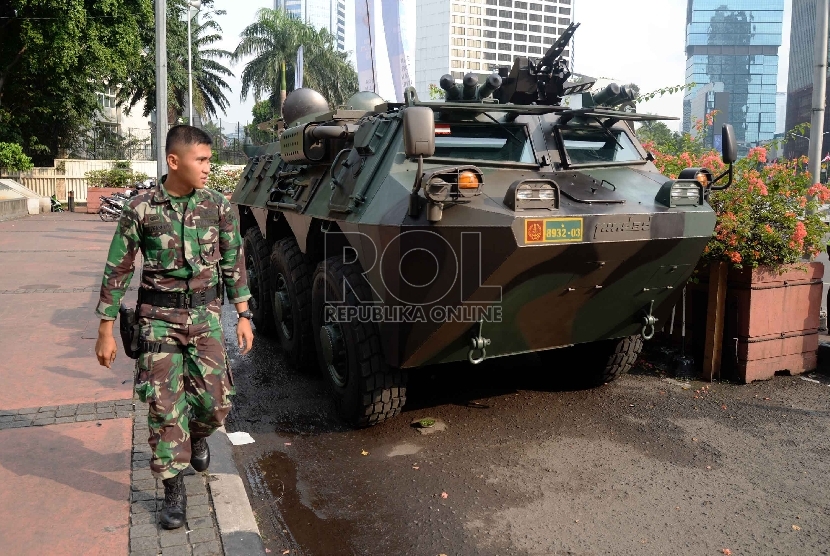  Anggota TNI Yonif Mekanik 201 Kodam Jaya berjaga menggunakan kendaraan Panser Anoa di Kawasan Bundaran HI, Jakarta Pusat, Selasa (14/4). (Republika/ Yasin Habibi)