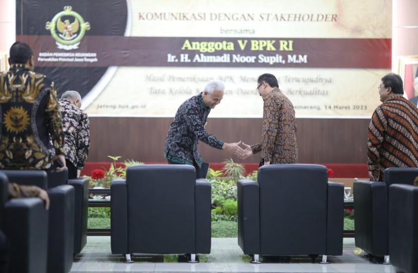 Anggota V Badan Pemeriksa Keuangan (BPK) RI Ahmadi Noor Supit (kanan) dan Gubernur Ganjar Pranowo, usai menerim Laporan Keuangan Pemerintah Daerah (LKPD) Provinsi Jawa Tengah, Selasa (14/3/2023). 