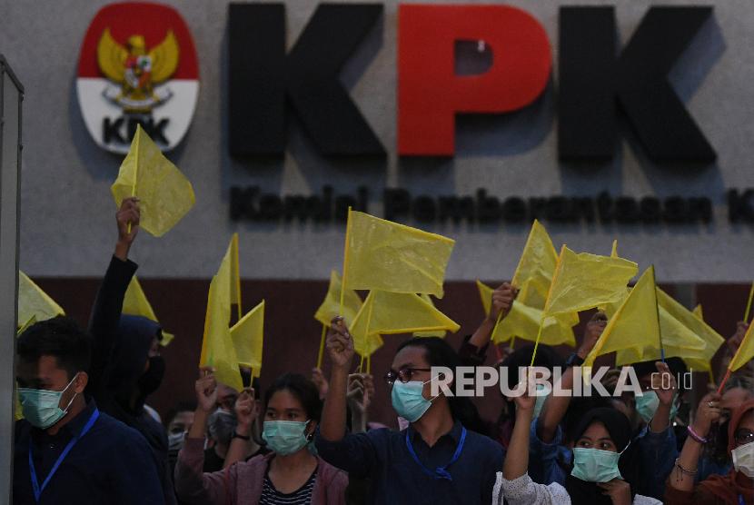 Anggota Wadah Pegawai KPK membawa bendera kuning saat melakukan aksi di gedung KPK Jakarta pada 2019 lalu. Setelah terus menanjak sejak 2008, indeks persepsi korupsi Indonesia pada 2020 mengalami penurunan sebanyak tiga poin. (Ilustrasi)