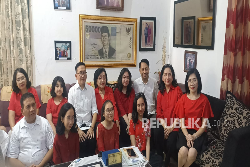 Anggota Yayasan sekaligus keluarga Wage Rudolf (WR) Soepratman di kediamannya pada Ahad (16/3/2025).