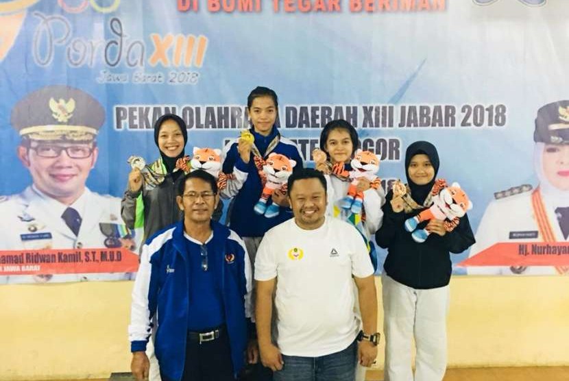 Anggun, atlet judo UBSI, berhasil meraih medali emas dan perak di Porda XIII Jawa Barat 2018.