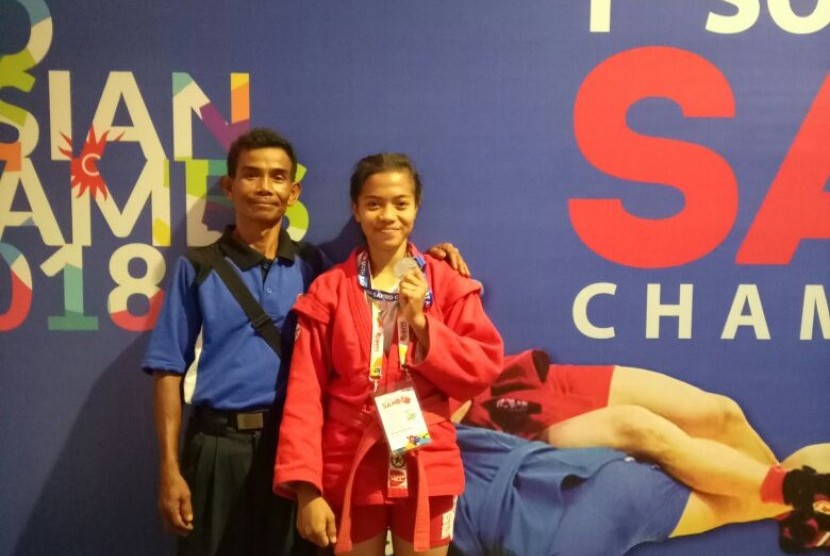 Anggun, mahasiswa BSI Karawang meraih juara kedua kejuaraan sambo tingkat Asia Tenggara.