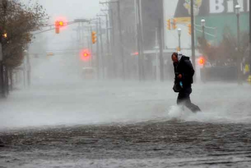 Angin kencang badai Sandy mengakibatkan banjir di Atlantic City, New Jersey, Senin (29/10). 