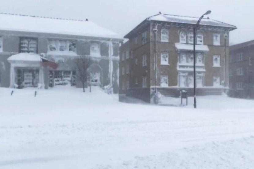 Angin kencang dan salju menutupi jalanan dan kendaraan di Buffalo, New York, Amerika Serikat.