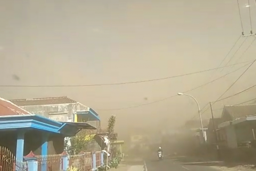 Angin kencang kembali melanda sejumlah desa di Kecamatan Bumiaji, Kota Batu, Ahad (17/11). 