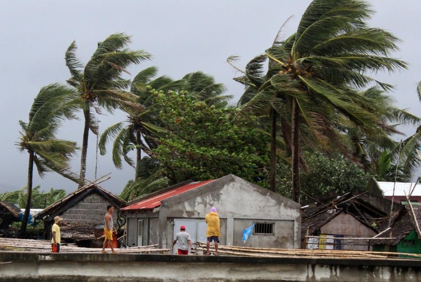 Angin kencang melanda Manila dan sejumlah daerah di Filipina pertanda akan datangnya Topan Kammuri. Atlet Indonesia yang berlaga di SEA Games diminta tidak beraktivitas di luar selain terkait pertandingan.