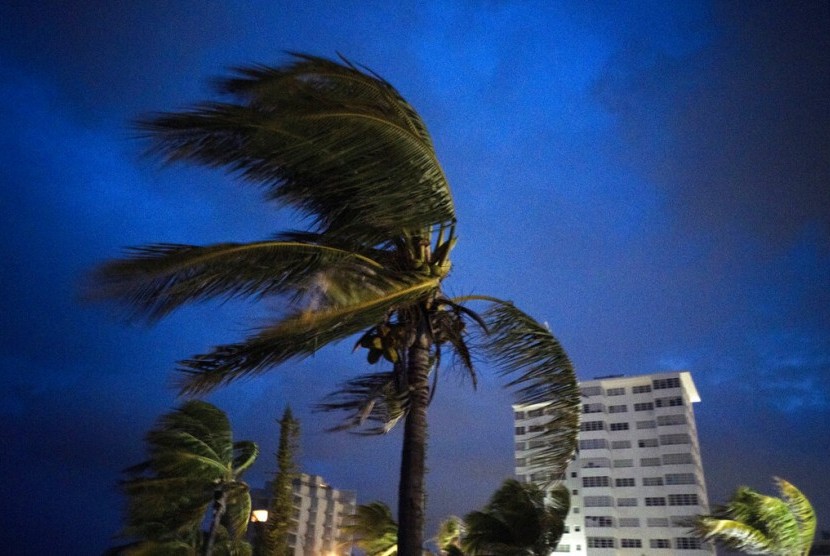 Angin kencang saat detik-detik datangnya badai kategori lima Dorian di Freeport, Grand Bahama, Bahamas, Ahad (1/9).