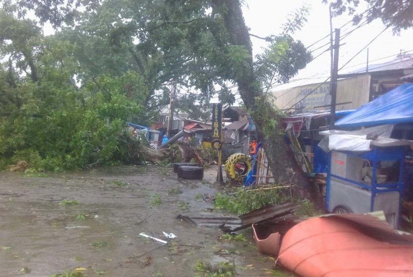Angin puting beliung merobohkan sejumlah pohon dan atap rumah warga di sejumlah wilayah di Kota Bogor, Kamis (6/12) sore. 