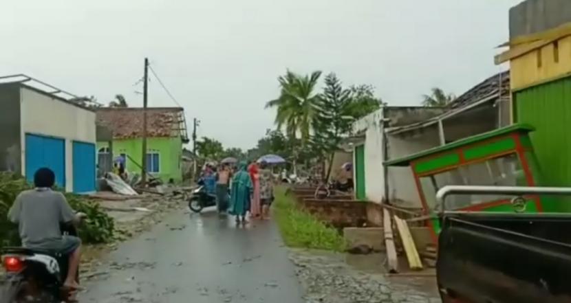 Angin puting beliung rusak ratusan rumah warga dan menelan korban jiwa dua orang di Kabupaten Tulangbawang, Lampung, Rabu (20/5). 