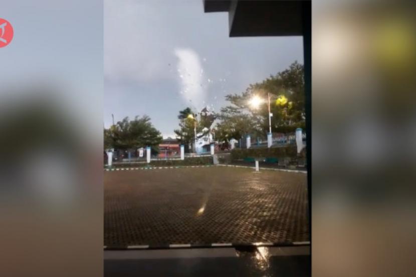 Angin puyuh terpantau menerjang rumah dan Gedung SDN 1 Gunungkencana di Kabupaten Lebak, Provinsi Banten, Senin (10/5/2022).