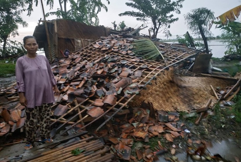 Angin ribut menyapu sejumlah wilayah di Karawang. Salah satunya, di Dusun Tangkoko, Desa Kedung Jeruk, Kecamatan Cibuaya, Kamis (28/3). Akibatnya, 97 rumah mengalami kerusakan.