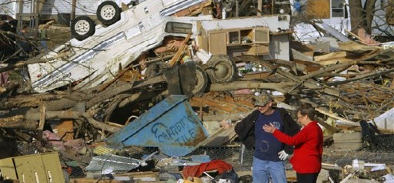Angin Tornado menghancurkan rumah-rumah warga di Harrisburg Ill, Illinois, AS, Rabu (29/2).