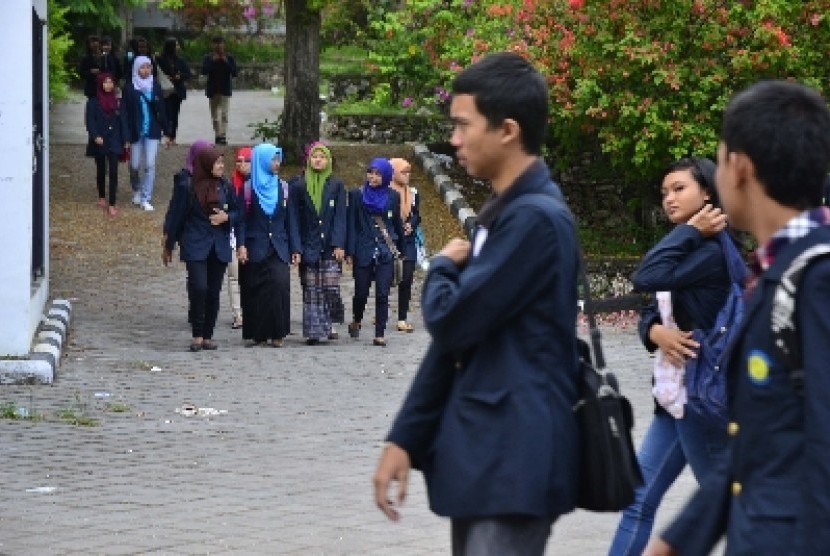 Angka anak Indonesia yang menempuh pendidikan di bangku kuliah masih sangat rendah.